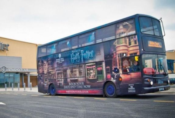 Harry Potter-buszokkal szállítják ingyen egy angol kórház dolgozóit