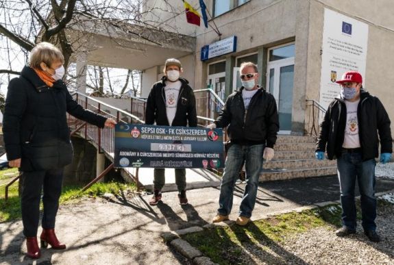 Átadták a szurkolók adományait a csíkszeredai kórháznak