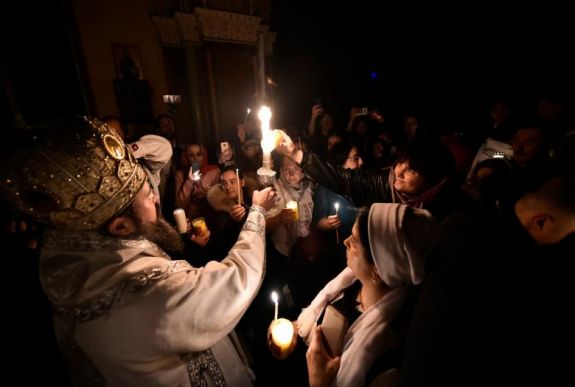 Ortodox húsvét: van, ahol az egyházfő kéri az otthonmaradást, az államfő viszont templomba megy