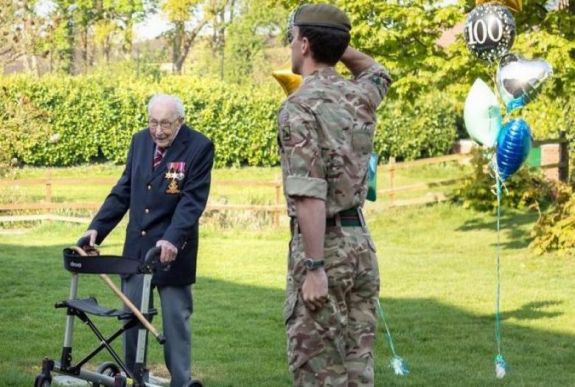 Már több mint 25 millió fontot gyűjtött a brit egészségügy számára egy 100 éves veterán