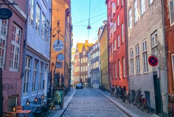 Dániában újra engedélyezik az 500 fő alatti rendezvényeket