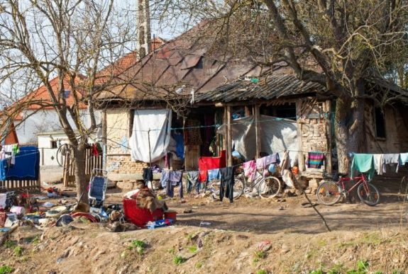 Karanténban ott, ahol nemhogy internet, de víz sincs – szakembert kérdeztünk a hátrányos helyzetűekről