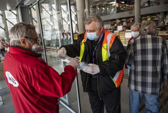 Jövő hétfőtől Budapesten az üzletekben, boltokban, piacokon, taxikban is kötelező lesz az arc eltakarása