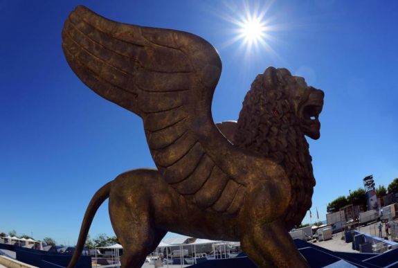 Maszkban a vörös szőnyegen? Megtartják a velencei filmfesztivált