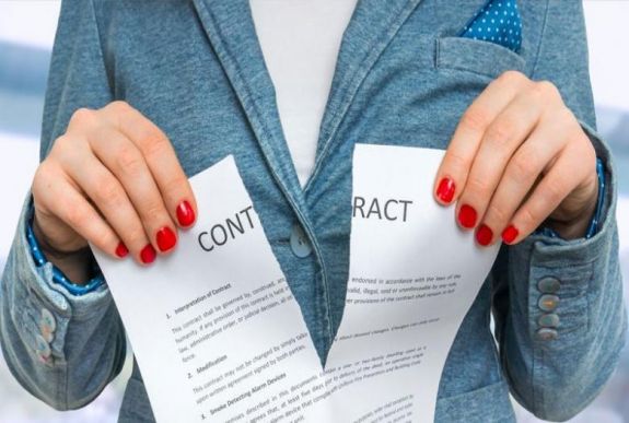 Harmadik hete folyamatosan nő a felbontott munkaszerződések száma