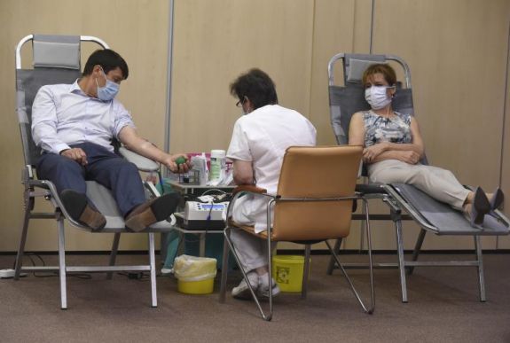 Véradással mutatott példát Ádér János és felesége, Herczegh Anita