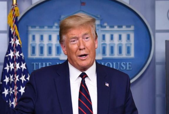 Koronavírus: Trump akkora képtelenséget mondott, hogy az orvosokat kiverte a hideg verejték