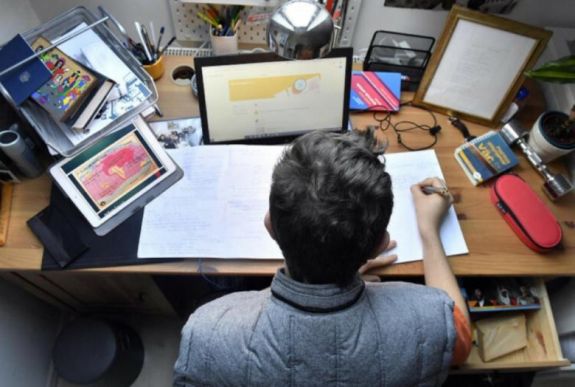 Kötelezővé tett online oktatás: hiába várták, nem kaptak segítséget a pedagógusok