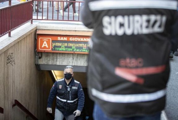 Koronavírus: a távolságtartást tesztelték a római metróban