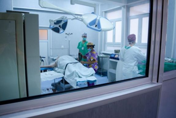 Koronavírus: hirtelen 600 fölé ugrott az áldozatok száma Romániában