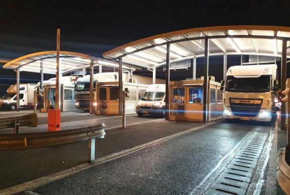 Torlódás alakult ki a nagylaki átkelőn vasárnap