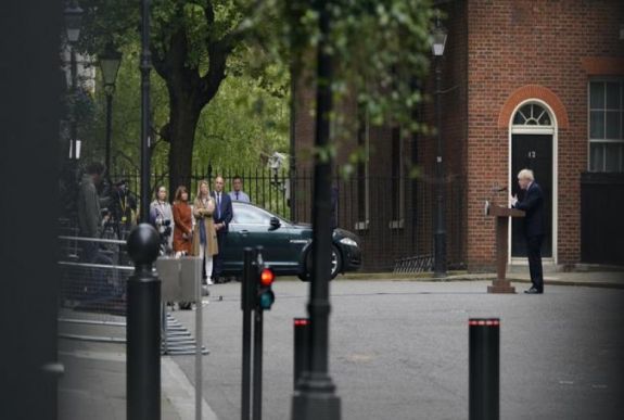 Johnson: továbbra is az újabb járványhullám megakadályozása a legfontosabb