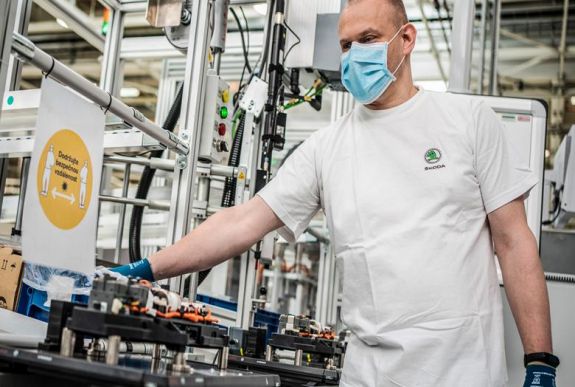 Újraindították a termelést a Volkswagen csoport legnagyobb autógyárában