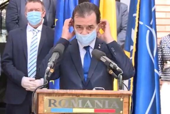 Felpróbálta és bemutatta az első hazai gyártású védőmaszkokat Ludovic Orban