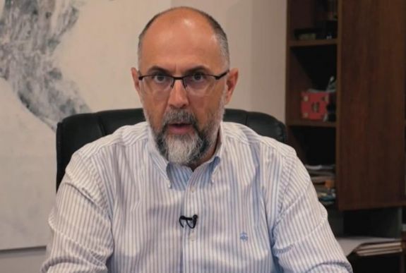 FRISSÍTVE - Kelemen videón is üzent a „hisztérikusan nyilatkozó” Johannisnak