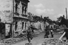 Megsebzett Kolozsvár: lapozható az 1944-es bombázásról készült korabeli fényképalbum