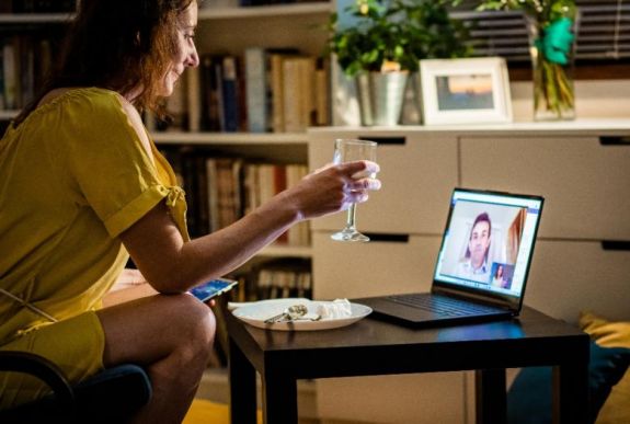 Távkapcsolat a karantén alatt: nem elég üzeneteket pötyögni, látni és hallani kell a párunkat