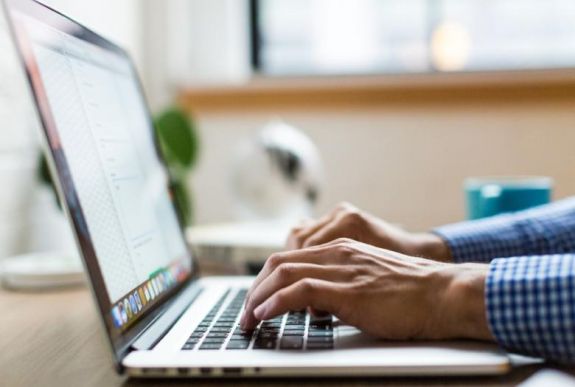 Többnyire online marad a városházi ügyintézés Csíkszeredában