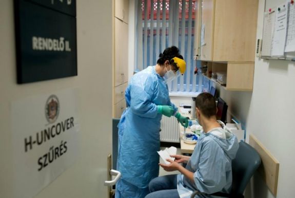 Meghalt 12 beteg és 3065-re emelkedett a fertőzöttek száma Magyarországon