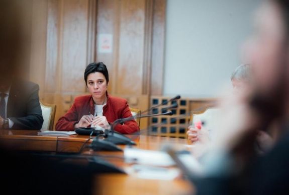 Döntöttek a parlamentben: a tanév végéig otthon maradhatnak gyermekeikkel a szülők