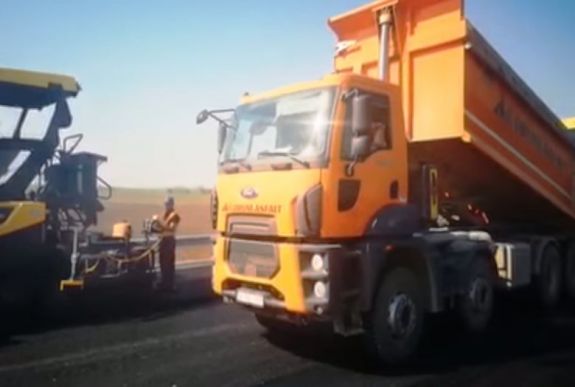 Aszfaltozzák a Bors–Bihar autópálya-szakaszt