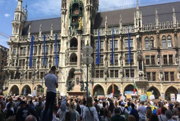 Tovább lazítják a korlátozásokat Németországban