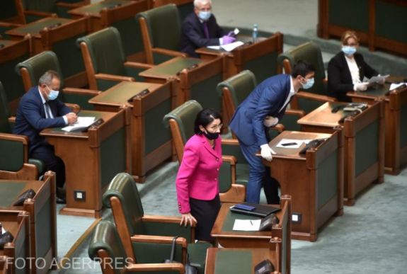 FRISSÍTVE – Radikálisan módosított a vészhelyzetet szabályozó törvénytervezeten a szenátus