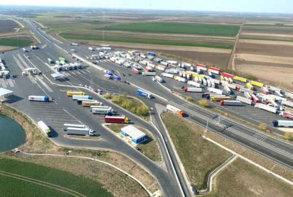 Várakoznak a kamionok az autópálya-határátkelőnél