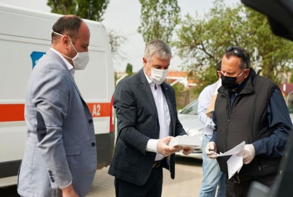 64 ezer egészségügyi maszkból álló adomány érkezett Háromszékre