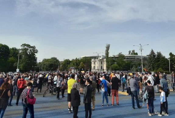 Több mint százan tüntetnek szombat este a bukaresti Victoriei téren