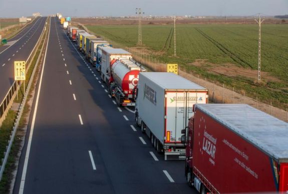 Több kilométeres a kamionsor Csanádpalotánál Románia felé