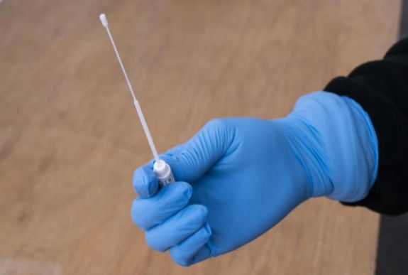 Koronavírus: ötéves kor felett minden brit jogosult a szűrésre tünetek esetén