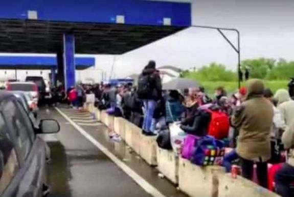 FRISSÍTVE - Továbbra is várakozniuk kell a Romániába tartóknak a nagylaki átkelőnél