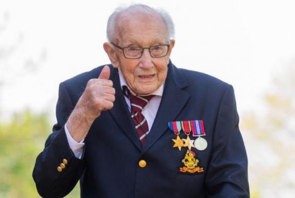 Lovaggá ütik a 100 éves veteránt, aki 33 millió font adományt gyűjtött a brit orvosoknak