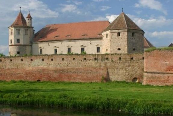 Elkezdődtek a helyreállítási munkálatok Fogaras váránál