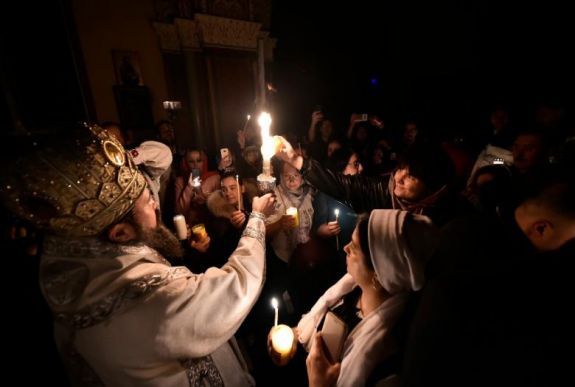 Hivatalos: mégsem kell egyszer használatos kanállal áldoztatniuk az ortodox papoknak