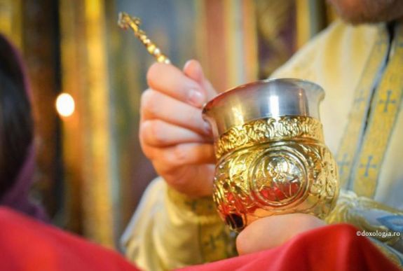 BOR: minden egyes használat után fertőtleníteni fogják az áldoztató kanalat és kelyhet