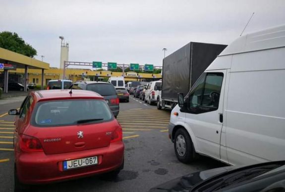 Külön sávot és új átkelők megnyitását kérik a magyar-román határon az ingázók