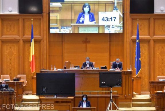 Egymást vádolta a kormánypárt és az ellenzék a tanügyi reform elmaradása miatt