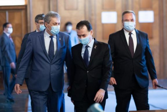 Orban: június elsejére az egészségügyi maszkoknak az iskolákban kell lenniük