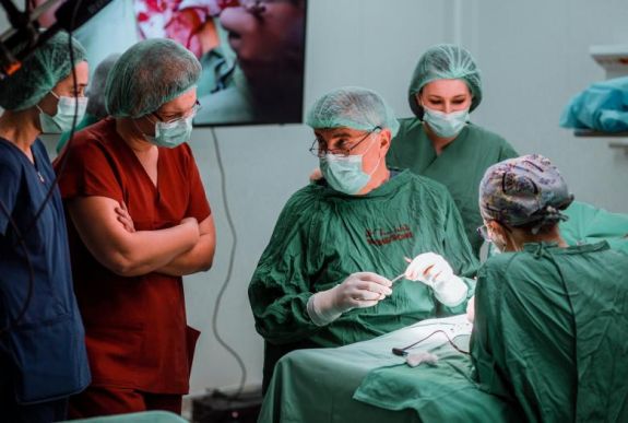 Petícióban kéri több száz orvos: kezeljék otthon a tünetmentes fertőzötteket