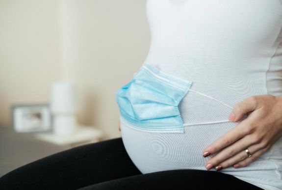 Gyermekvárás a járvány idején: van, ahol apás helyett maszkos szülésre számíthatnak a kismamák