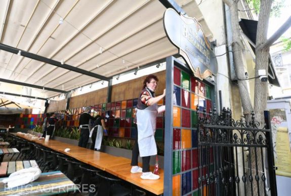 Hivatalos: ezeket a szabályokat kell betartani a hétfőtől megnyitó teraszokon