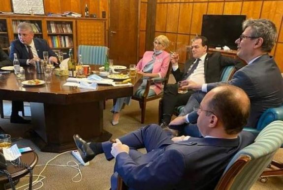 Dohányzott és nem volt maszkja – 3000 lejre bírságolták Ludovic Orban kormányfőt