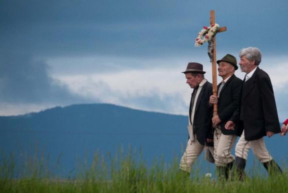 „A búcsú lehetőség, hogy embereket fotózzak” – Ádám Gyula fotóművésszel zarándokolunk Csíksomlyóra
