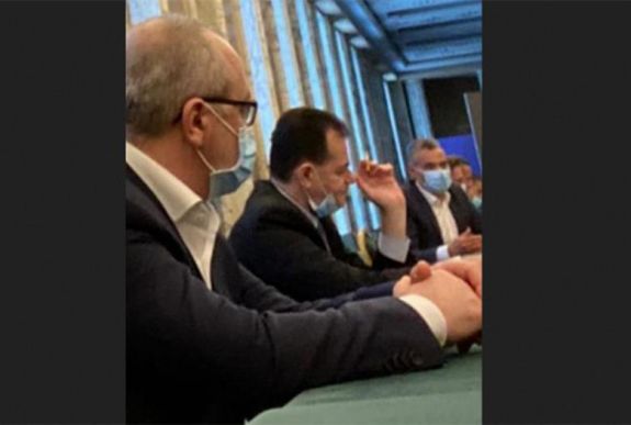 Újabb fotók jelentek meg a zárt térben dohányzó Ludovic Orbanról