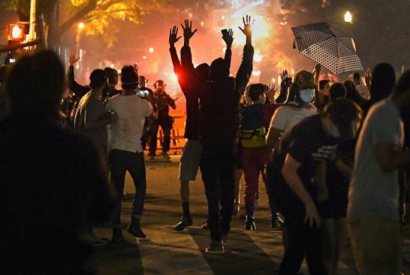 Gyújtogattak a Fehér Ház környékén, könnygázzal oszlattak az amerikai fővárosban