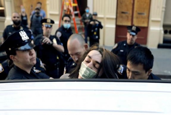 A kijárási tilalom ellenére folytatódnak az erőszakos megmozdulások New Yorkban