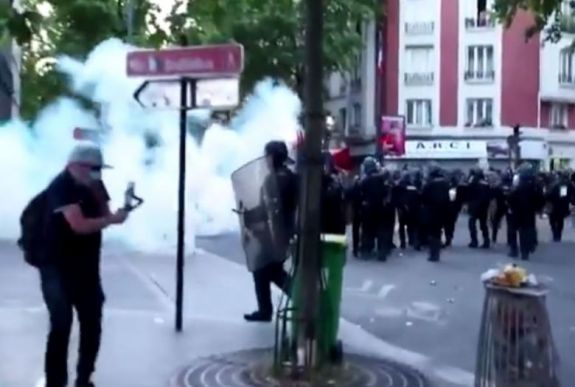 Több mint 20 ezren tüntettek Párizsban a rendőri erőszak ellen