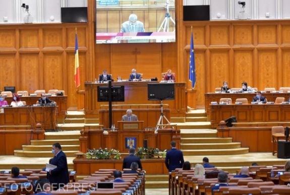 Megszavazták: szülői beleegyezéshez kötik a szexuális nevelést az iskolákban